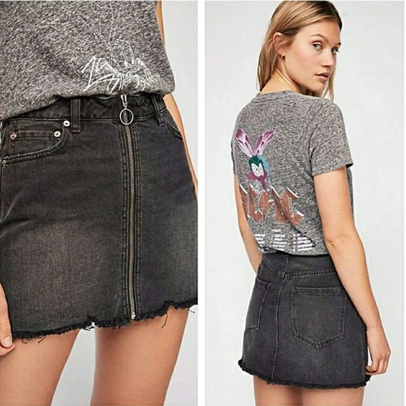 Like New Free People We The Free Faded Black Denim Mini Skirt - Size 29 - Picture 2 of 9